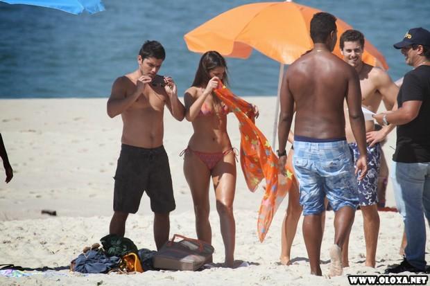 bruna marquezini na praia em familia de biquini 17