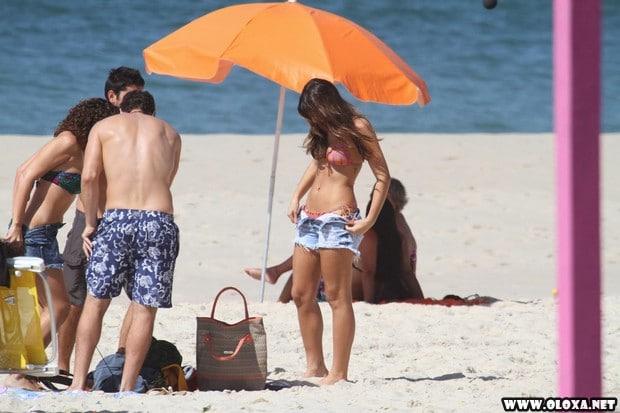 bruna marquezini na praia em familia de biquini 2