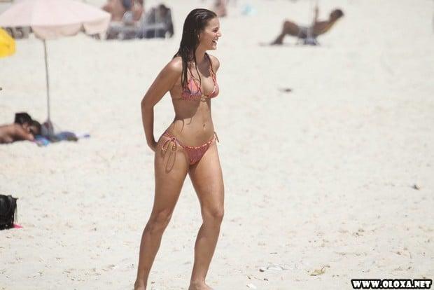 bruna marquezini na praia em familia de biquini 23