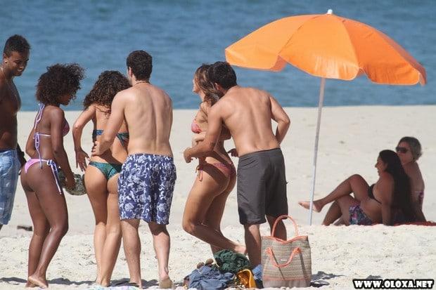 bruna marquezini na praia em familia de biquini 6