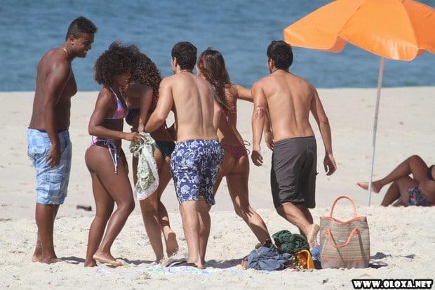 bruna marquezini na praia em familia de biquini 7