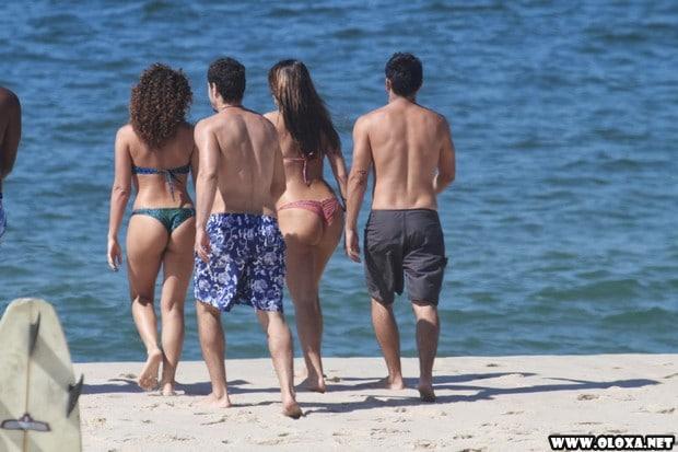 bruna marquezini na praia em familia de biquini 8