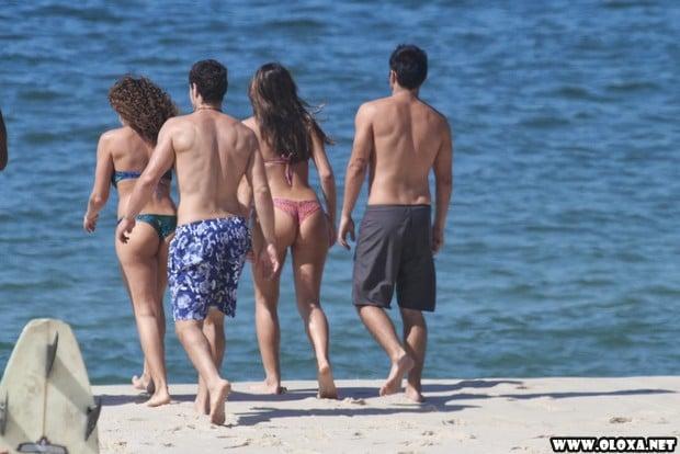 bruna marquezini na praia em familia de biquini 9