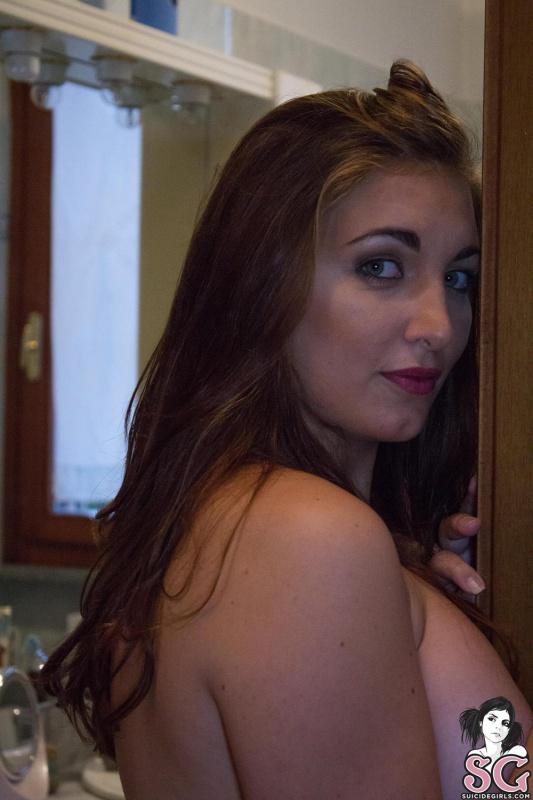 Morena linda e cavalona bem gostosa com peitões grandes lind