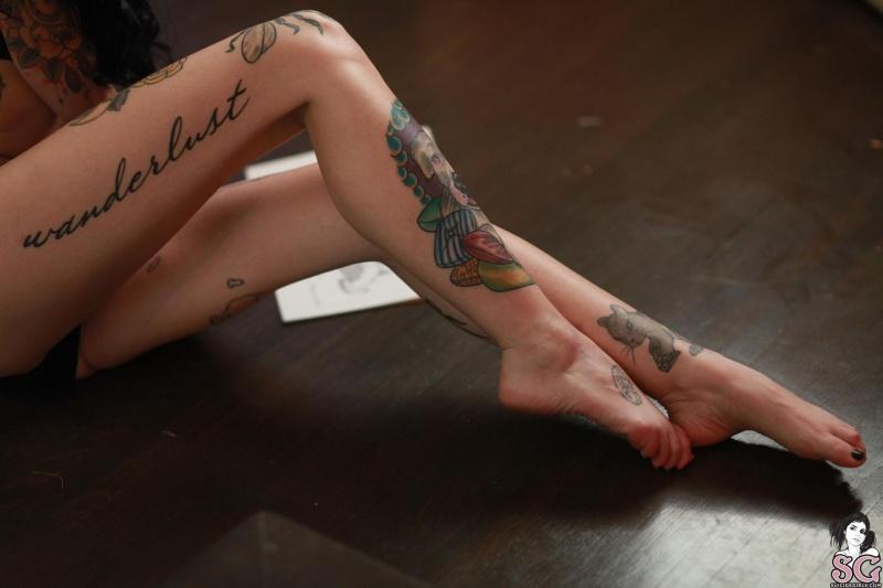 Morena magrinha tatuada linda nua