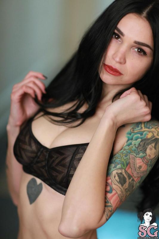 Morena magrinha tatuada linda nua