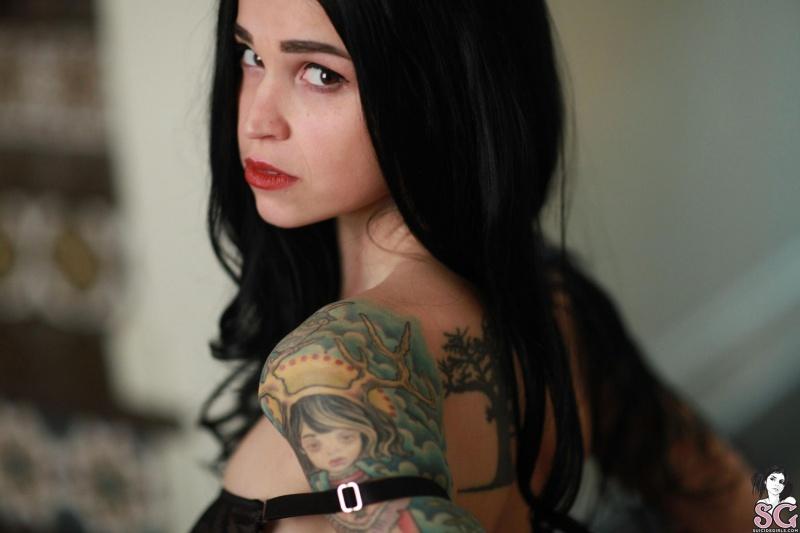 Morena magrinha tatuada linda nua