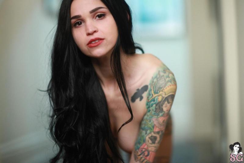 Morena magrinha tatuada linda nua