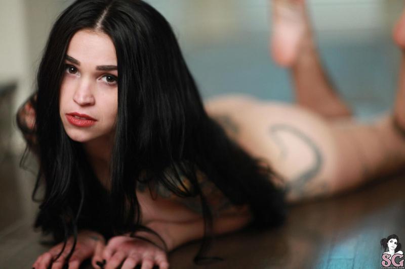 Morena magrinha tatuada linda nua