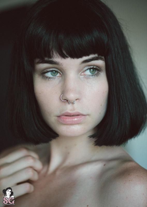 Moreninha tatuada linda nua gostosa