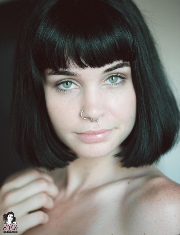 Moreninha tatuada linda nua gostosa