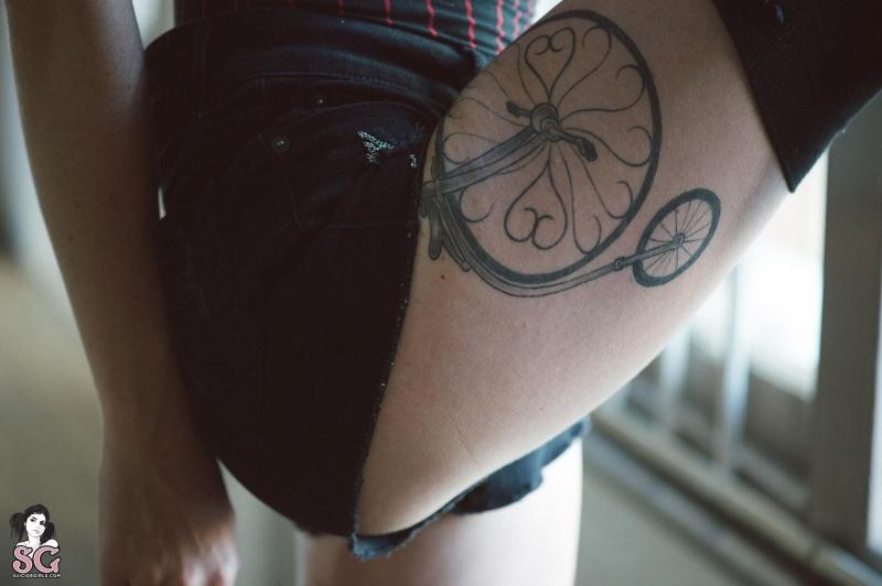 Moreninha tatuada linda nua gostosa