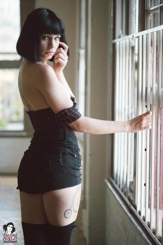 Moreninha tatuada linda nua gostosa