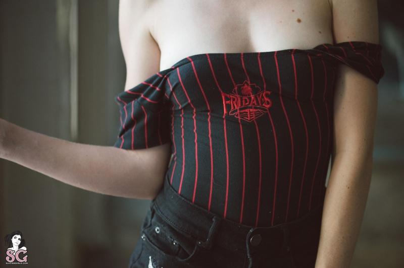 Moreninha tatuada linda nua gostosa