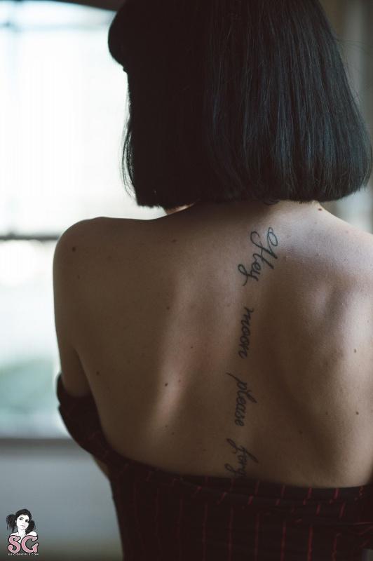 Moreninha tatuada linda nua gostosa