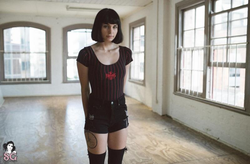 Camisado Suicide Girls moreninha tatuada linda nua gostosa