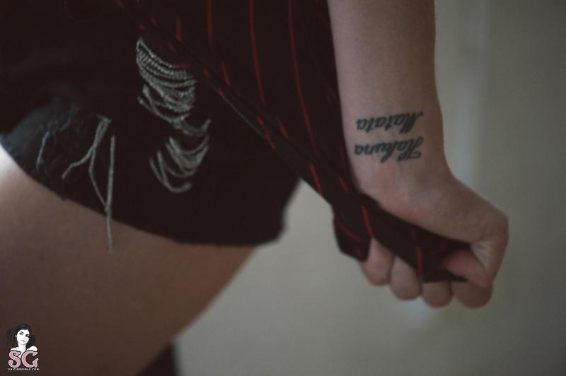 Moreninha tatuada linda nua gostosa