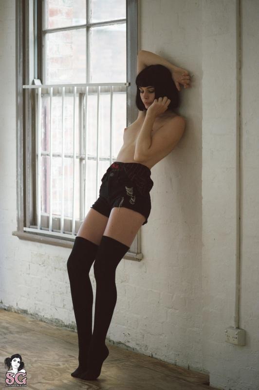 Moreninha tatuada linda nua gostosa