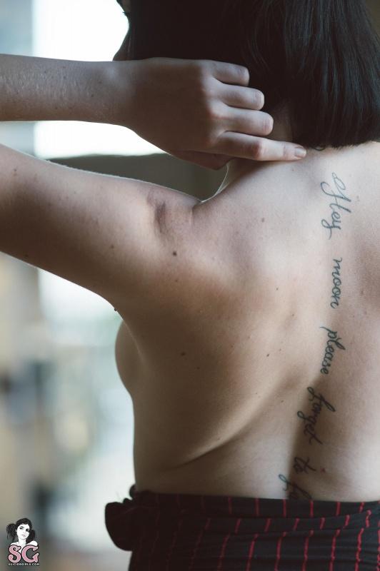 Moreninha tatuada linda nua gostosa