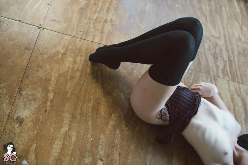 Moreninha tatuada linda nua gostosa