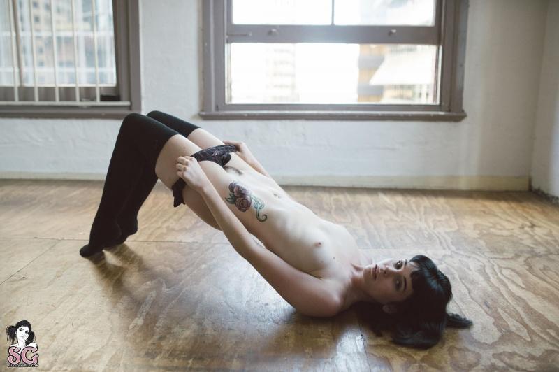 Moreninha tatuada linda nua gostosa