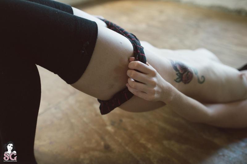 Moreninha tatuada linda nua gostosa