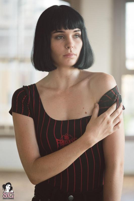 Moreninha tatuada linda nua gostosa