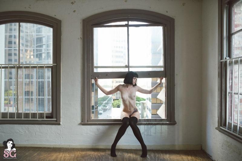 Moreninha tatuada linda nua gostosa