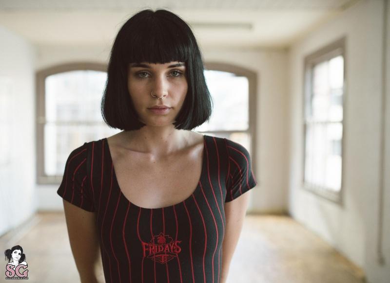 Moreninha tatuada linda nua gostosa