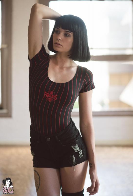 Moreninha tatuada linda nua gostosa