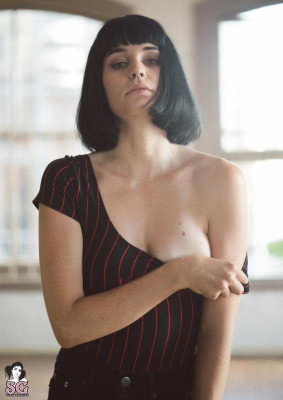 Moreninha tatuada linda nua gostosa