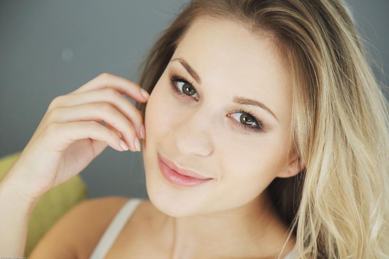 Loirinha gostosa peladinha no sofa de casa mostrando a sua b