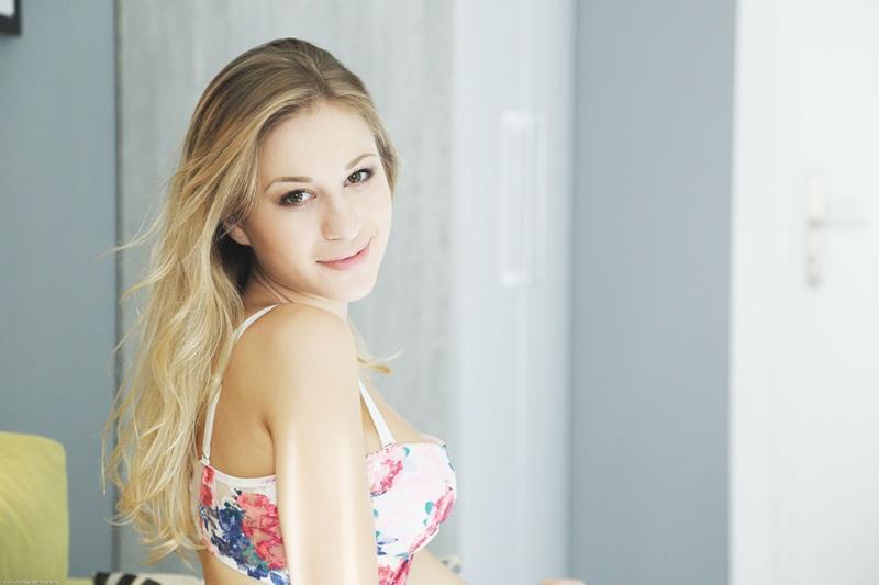 Loirinha gostosa peladinha no sofa de casa mostrando a sua b