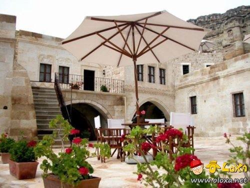 Hospedagem com vista e pedra nos detalhes.