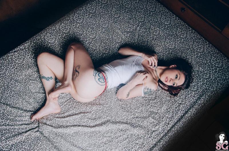 Carlaa Suicide Girls morena tatuada sensual gostosinha