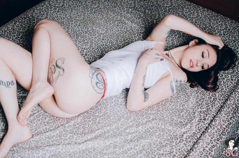 Carlaa Suicide Girls morena tatuada sensual gostosinha