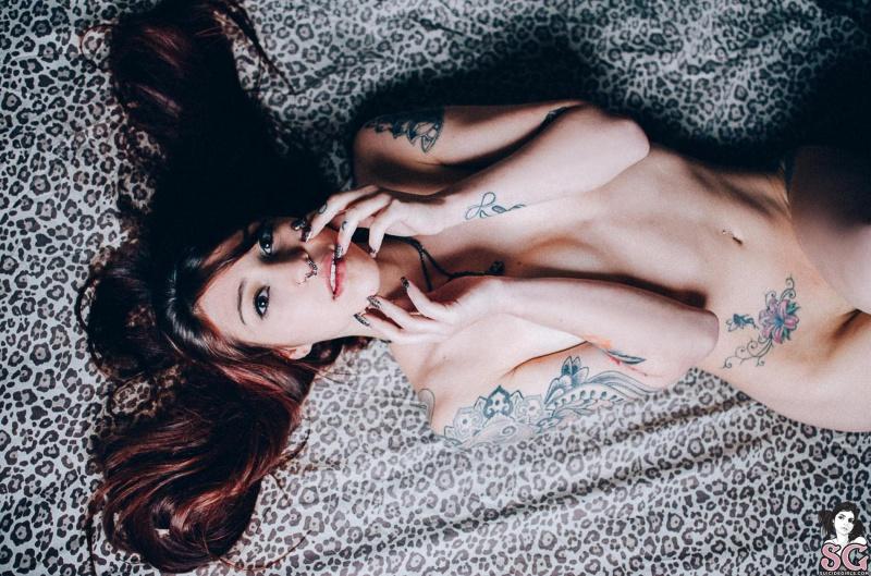 Morena tatuada sensual gostosinha