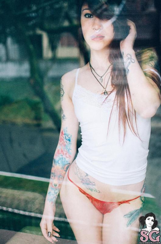 Morena tatuada sensual gostosinha