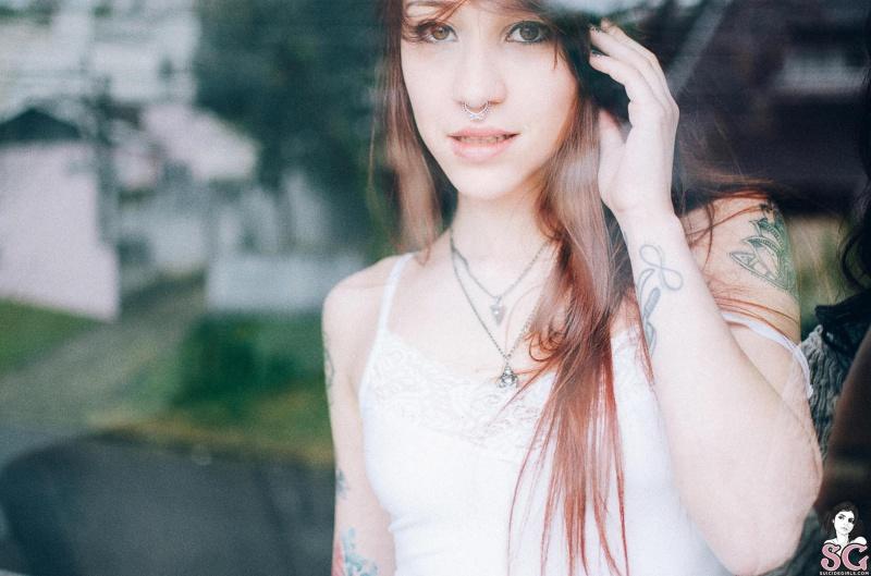 Morena tatuada sensual gostosinha