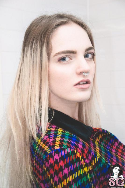 Carlyraesummers Suicide Girls loirinha linda e muito gostosa peladinha na banheira