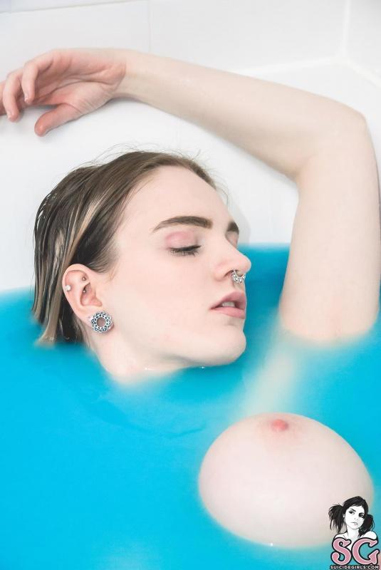 Loirinha linda e muito gostosa peladinha na banheira