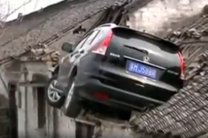 carro foi parar em cima de um telhado na china
