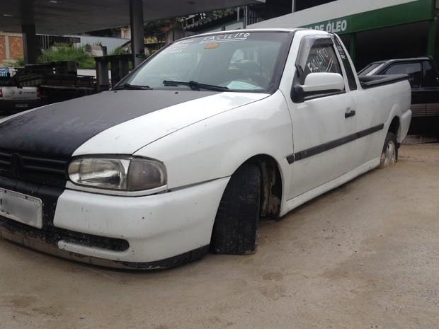 Carro é cimentado em calçada após briga de vizinhos