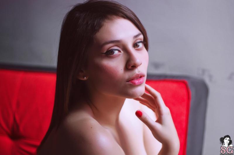 Morena tatuada com seios naturais fartos