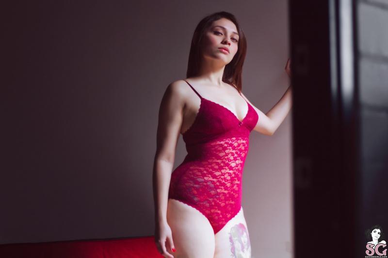 Cassel Suicide Girls morena tatuada com seios naturais fartos