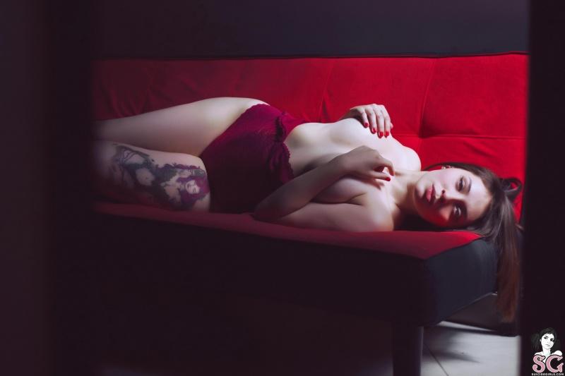 Morena tatuada com seios naturais fartos