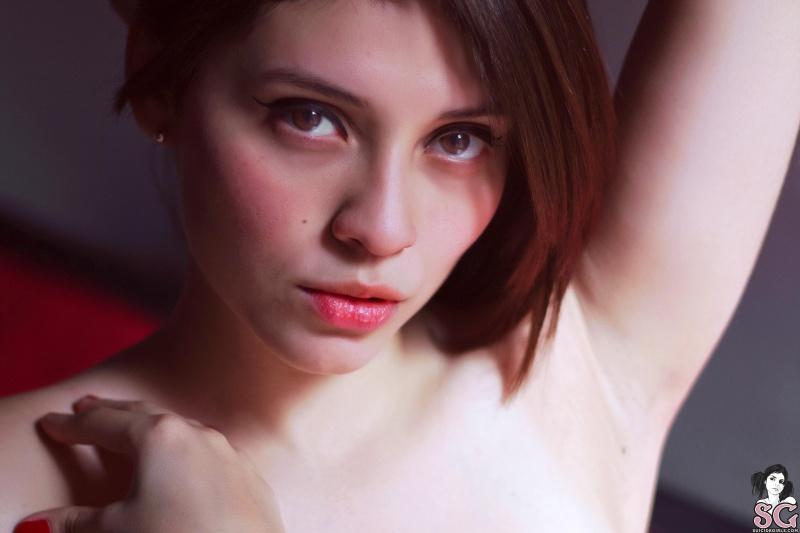 Morena tatuada com seios naturais fartos