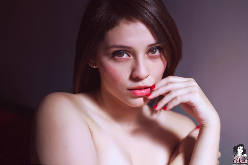 Morena tatuada com seios naturais fartos