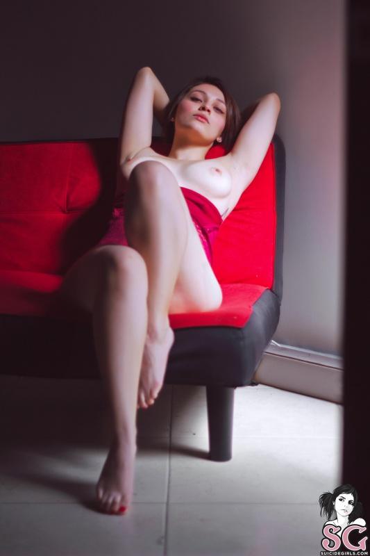 Morena tatuada com seios naturais fartos