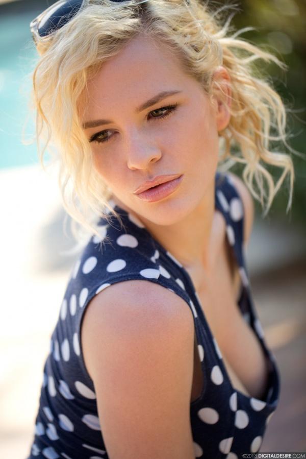 Gostosinha muito linda com uma bela bucetinha deliciosa.